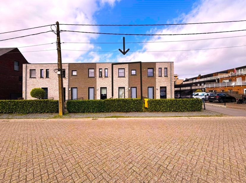 Bent u op zoek naar een moderne, instapklare woning met een uitstekende energiescore (E34), ventilatiesysteem D en volledige vloerverwarming? Dan is d
